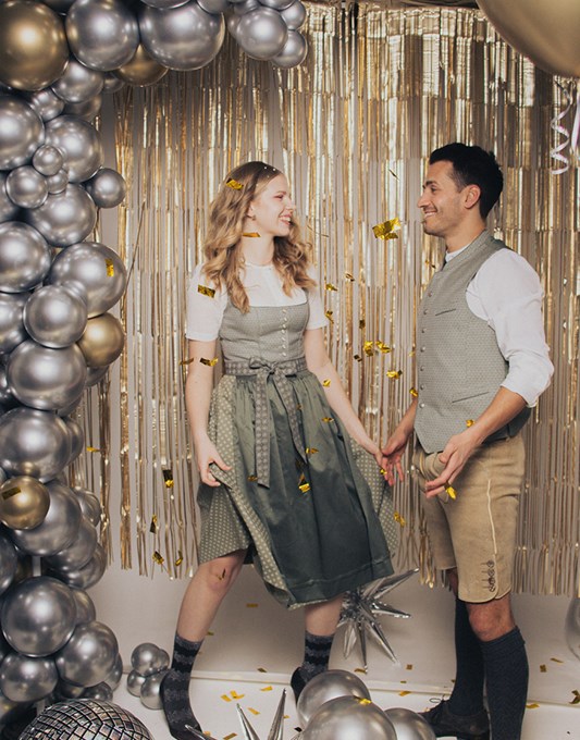 Frau in Dirndl und Mann in Tracht